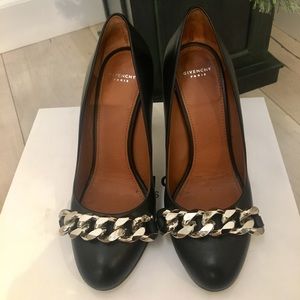 Givenchy Classic Leather Round toe Chain Pump